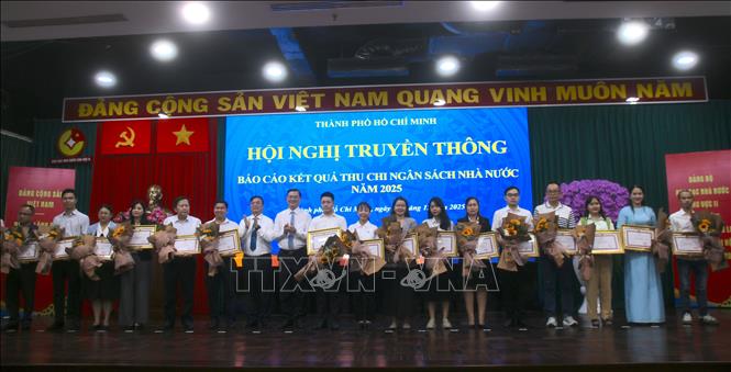 Các doanh nghiệp nhận bằng khen của Chủ tịch UBND TP. Hồ Chí Minh vì đã có thành tích xuất sắc trong công tác chỉ đạo, quản lý thu và nộp ngân sách nhà nước trên địa bàn năm 2025. Ảnh: Hứa Chung-TTXVN