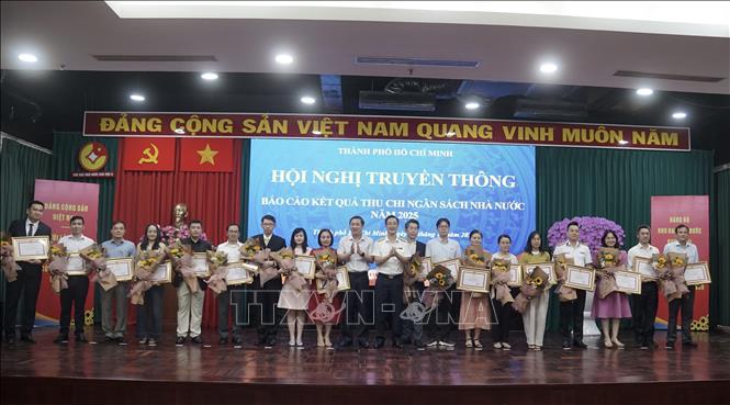 Các doanh nghiệp nhận bằng khen của Chủ tịch UBND TP. Hồ Chí Minh vì đã có thành tích xuất sắc trong công tác chỉ đạo, quản lý thu và nộp ngân sách nhà nước trên địa bàn năm 2025. Ảnh: Hứa Chung-TTXVN                               
