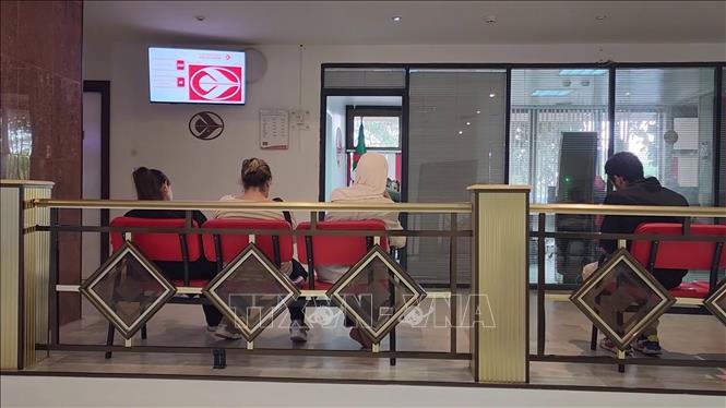 Người dân chờ mua vé bay tại một đại lý của Air Algérie. Ảnh: Mạnh Hùng - Phóng viên TTXVN tại Algeria