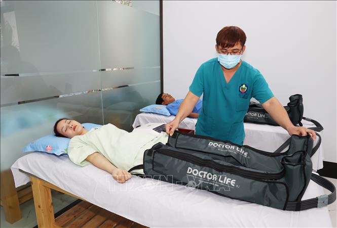 Nhân viên y tế tỉnh Tây Ninh chăm sóc bệnh nhân khoa phục hồi chức năng. Ảnh: Đức Hạnh - TTXVN