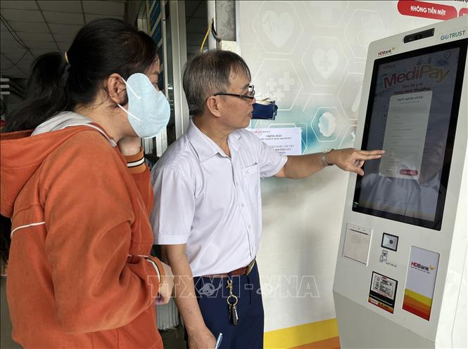 Kiosk tự phục vụ - đăng ký khám chữa bệnh qua máy tự động được triển khai hiệu quả tại một số bệnh viện ở Tây Ninh. Ảnh: Đức Hạnh - TTXVN
