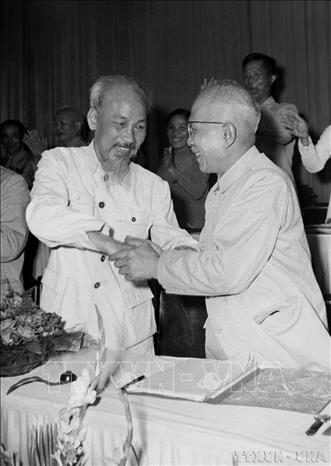 Quốc hội khoá II đã đóng góp quan trọng vào việc hoàn thành nhiệm vụ xây dựng và khôi phục kinh tế ở miền Bắc, đẩy mạnh cuộc đấu tranh giải phóng ở miền Nam; đã thực thi những chính sách phù hợp về dân chủ, chăm lo đời sống vật chất và tinh thần của nhân dân trong những điều kiện cực kỳ khó khăn; góp phần bảo đảm hiệu lực và hiệu quả của chính quyền Nhà nước trong sự nghiệp xây dựng chủ nghĩa xã hội ở miền Bắc, giải phóng đất nước ở miền Nam và đấu tranh thống nhất Tổ quốc. Trong ảnh: Chủ tịch Hồ Chí Minh chúc mừng đồng chí Tôn Đức Thắng được bầu giữ chức Phó Chủ tịch nước, tại Kỳ họp thứ nhất, Quốc hội khóa II (7/1960). Ảnh: Tư liệu TTXVN