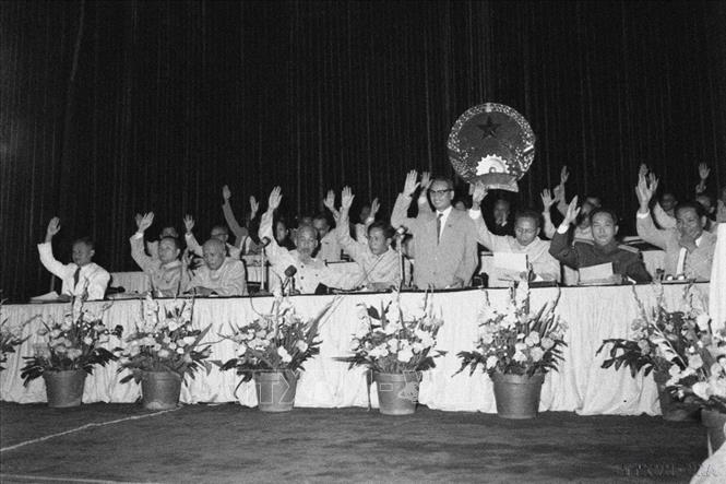 Quốc hội khóa II (1960-1964) có dấu ấn lớn trong việc xây dựng chủ nghĩa xã hội ở miền Bắc, đẩy mạnh đấu tranh giải phóng miền Nam thống nhất đất nước, ban hành các chính sách dân chủ, chăm lo đời sống, củng cố chính quyền nhà nước và hoạt động đối ngoại tích cực lên án chiến tranh, đạt nhiều thành tựu quan trọng trong bối cảnh đất nước còn khó khăn và chiến tranh ác liệt. Trong ảnh: Chủ tịch Hồ Chí Minh và các đại biểu nhất trí thông qua Luật tổ chức Hội đồng nhân dân và Ủy ban hành chính các cấp tại Kỳ họp thứ 5, Quốc hội khóa II . Ảnh: TTXVN