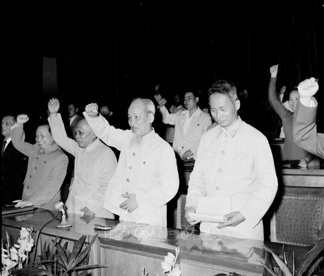 Chủ tịch Hồ Chí Minh và các đại biểu nhất trí thông qua nghị quyết về kết quả của Hội nghị chính trị đặc biệt và nghị quyết về ngân sách và kế hoạch Nhà nước năm 1964 tại Kỳ họp thứ 8, Quốc hội khóa II (1964). Ảnh: TTXVN