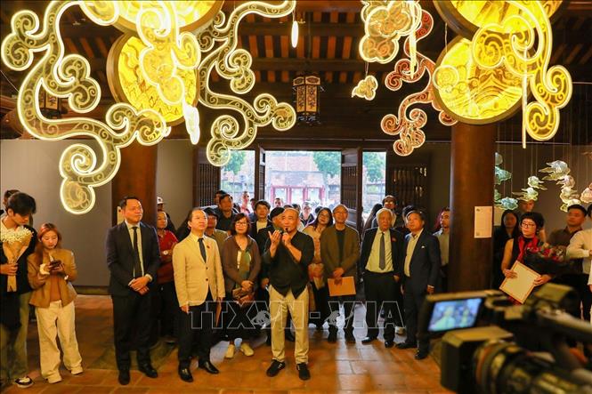 Delegates at the exhibition. VNA Photo: Khánh Hoà