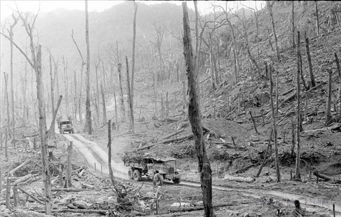 Quốc hội Việt Nam trong thời kỳ 1960-1980 hoạt động trong điều kiện miền Bắc tiến hành xây dựng chủ nghĩa xã hội và làm hậu phương lớn cho cuộc kháng chiến chống Mỹ cứu nước. Trong ảnh: Bất chấp những ngăn chặn khốc liệt, tàn bạo, bằng nhiều lực lượng, nhiều thủ đoạn, nhiều loại phương tiện chiến tranh và vũ khí hiện đại nhất lúc bấy giờ của Mỹ, tuyến vận tải chiến lược Trường Sơn vẫn không ngừng phát triển, đáp ứng sự chi viện to lớn, toàn diện, liên tục, mạnh mẽ của hậu phương lớn miền Bắc cho tiền tuyến lớn miền Nam. Ảnh: Văn Sắc - TTXVN
