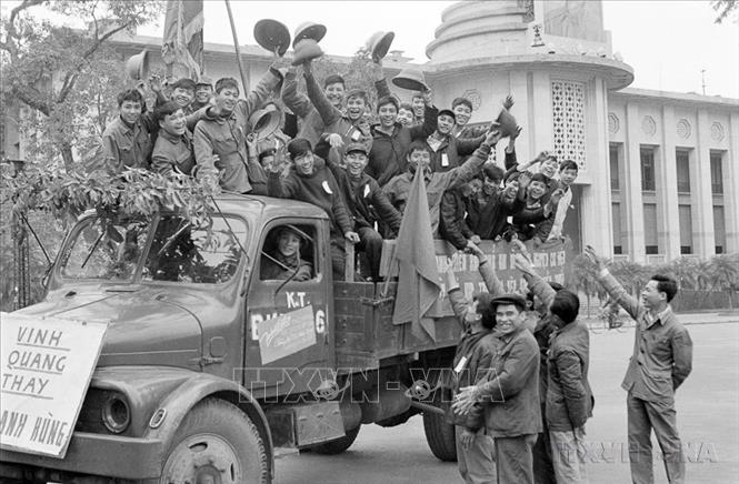 Quốc hội Việt Nam trong thời kỳ 1960-1980 hoạt động trong điều kiện miền Bắc tiến hành xây dựng chủ nghĩa xã hội và làm hậu phương lớn cho cuộc kháng chiến chống Mỹ cứu nước. Trong ảnh: Thanh niên Thủ đô nô nức lên đường tòng quân đánh Mỹ, cứu nước. Ảnh: TTXVN
