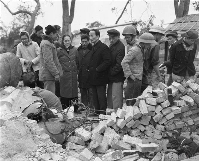 Đồng chí Nguyễn Thị Thập, Ủy viên Trung ương Đảng, Phó Chủ tịch Ủy ban Thường vụ Quốc hội thăm làng Quỳnh Đôi bị máy bay Mỹ bắn phá trong 12 ngày “Điện Biên Phủ trên không” (Hà Nội, 06/1/1973). Ảnh: Minh Trường – TTXVN