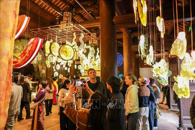 Visitors at the exhibition. VNA Photo: Khánh Hoà