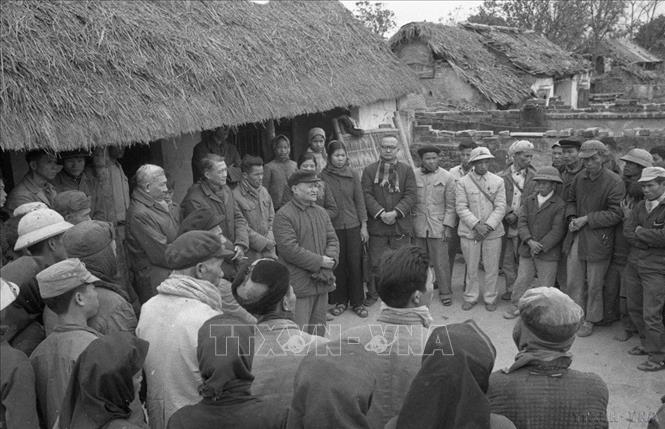 Đồng chí Trần Đăng Khoa, Phó Chủ tịch Ủy ban Thường vụ Quốc hội dẫn đầu đoàn đại biểu Quốc hội thăm thôn Vân, Gia Lâm bị đế quốc Mỹ ném bom trong 12 ngày “Điện Biên Phủ trên không” (Hà Nội, 06/1/1973). Ảnh: Ngọc Khanh – TTXVN