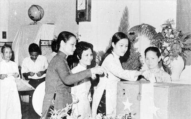 Để thể hiện tính liên tục của Nhà nước qua các giai đoạn đấu tranh cách mạng, Quốc hội đã quy định khóa Quốc hội của nước Việt Nam thống nhất là Quốc hội khóa VI. Trong ảnh: Cử tri thành phố Đà Nẵng đi bầu cử Quốc hội thống nhất (25/4/1976). Ảnh: Hà Mùi - TTXVN