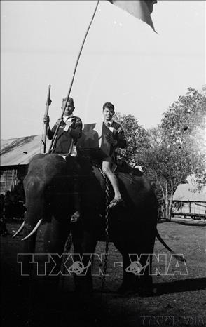 Để thể hiện tính liên tục của Nhà nước qua các giai đoạn đấu tranh cách mạng, Quốc hội đã quy định khóa Quốc hội của nước Việt Nam thống nhất là Quốc hội khóa VI. Trong ảnh: Đồng bào dân tộc Ê Đê (Đắk Lắk) dùng voi mang hòm phiếu lưu động trong ngày bầu cử Quốc hội khóa VI (25/4/1976). Ảnh: TTXVN