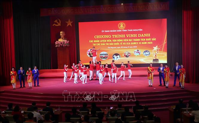 Chương trình vinh danh các huấn luyện viên, vận động viên tỉnh Thái Nguyên đạt thành tích xuất sắc tại các giải thi đấu quốc tế và SEA Games 33 năm 2025. Ảnh: Thu Hằng-TTXVN
