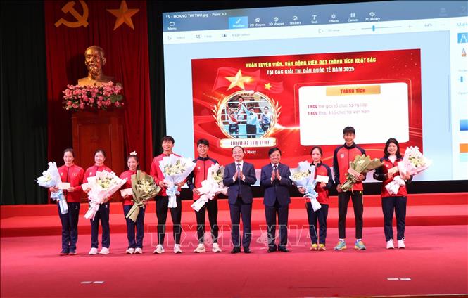 Lãnh đạo tỉnh Thái Nguyên tặng quà vinh danh các vận động viên. Ảnh: Thu Hằng-TTXVN