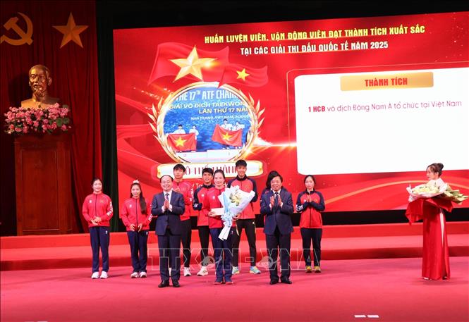 Lãnh đạo tỉnh Thái Nguyên tặng quà vinh danh các vận động viên đạt thành tích cao. Ảnh: Thu Hằng-TTXVN