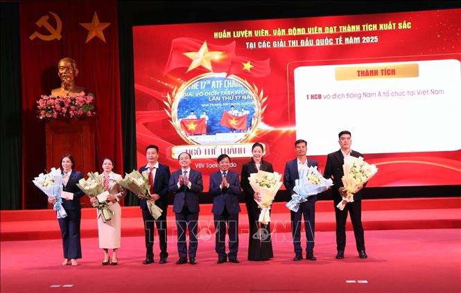 Lãnh đạo tỉnh Thái Nguyên tặng quà vinh danh các huấn luyện viên xuất sắc. Ảnh: Thu Hằng-TTXVN