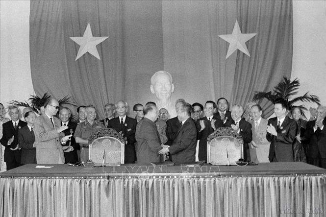 Sau chiến thắng lịch sử 30/4/1975, nước ta hoàn toàn thống nhất. Từ ngày 15 đến ngày 21/11/1975, Hội nghị hiệp thương chính trị thống nhất đất nước được tổ chức tại Sài Gòn. Hai đoàn đại biểu đại diện cho hai miền tham dự hội nghị. Đoàn đại biểu miền Bắc, do đồng chí Trường Chinh, Chủ tịch Quốc hội làm trưởng đoàn, đoàn miền Nam do đồng chí Phạm Hùng - Bí thư Trung ương Cục Miền Nam làm trưởng đoàn tiến hành thảo luận và đi đến nhất trí hoàn toàn mọi vấn đề, nhằm thống nhất đất nước về mặt nhà nước (21/11/1975). Ảnh: TTXVN