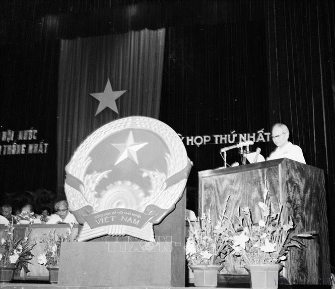 Tại kỳ họp thứ nhất, Quốc hội khóa VI đã thông qua Nghị quyết về tên nước, quốc kỳ, quốc huy, quốc ca và tổ chức Nhà nước khi chưa có Hiến pháp mới (1976). Ảnh: TTXVN