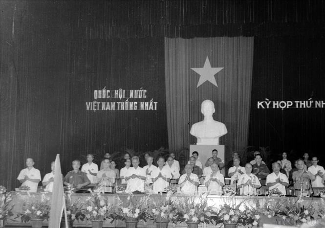 Tại kỳ họp thứ nhất, Quốc hội Khóa VI - Quốc hội thống nhất đã bầu Uỷ ban thường vụ Quốc hội do đồng chí Trường Chinh làm Chủ tịch, 7 Phó Chủ tịch, Tổng thư ký, 13 Uỷ viên chính thức, 2 Uỷ viên dự khuyết (24/6/1976). Ảnh: TTXVN