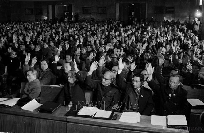 Các đại biểu nhất trí thông qua các Nghị quyết Kế hoạch Nhà nước 1977, Quyết toán ngân sách 1975, Dự toán ngân sách 1977, Sát nhập Côn Đảo với Hậu Giang tại kỳ họp II Quốc hội khóa VI (15/1/1977). Ảnh: Xuân Lâm – TTXVN