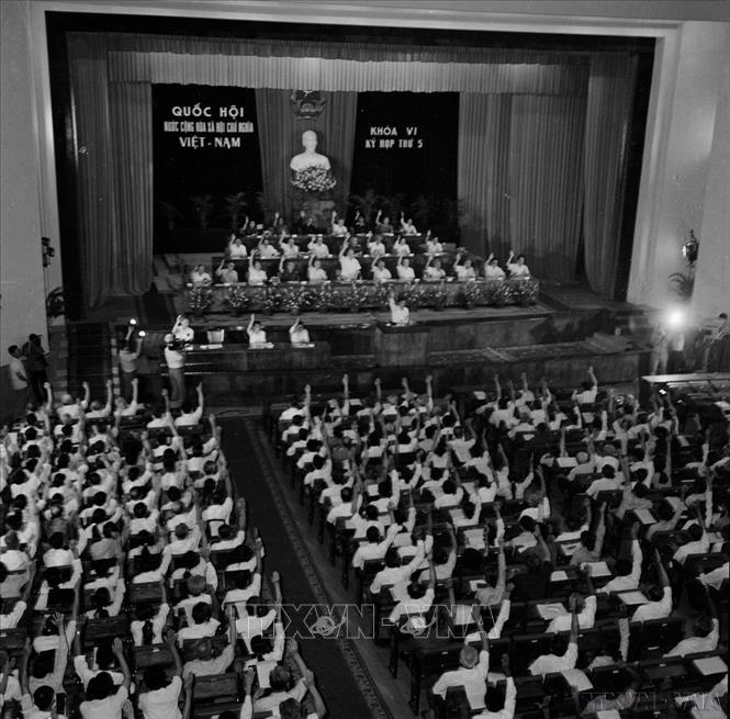 Trong nhiệm kỳ 5 năm, Quốc hội khóa VI đã quyết định những vấn đề quan trọng của đất nước, như: thông qua nhiệm vụ cơ bản của kế hoạch Nhà nước 5 năm lần thứ hai (1976-1980); phê chuẩn việc phân vạch lại địa giới thành phố Hà Nội, Thành phố Hồ Chí Minh và một số tỉnh, thành khác... Trong ảnh: Đại biểu Quốc hội nhất trí thông qua Nghị quyết về thắng lợi vĩ đại của 2 cuộc chiến tranh bảo vệ Tổ quốc và nhiệm vụ của nhân dân ta trước tình hình mới tại Kỳ họp thứ 5, Quốc hội khóa VI (1979). Ảnh: Kim Hùng - TTXVN