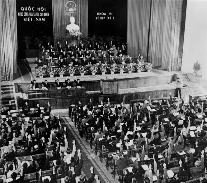 Các đại biểu quốc hội thông qua Hiến pháp mới của nước CHXHCN Việt Nam tại Kỳ họp thứ 7, Quốc hội khóa VI. Đây là bản Hiến pháp thứ ba được Quốc hội thông qua để đáp ứng yêu cầu của nhiệm vụ chính trị trong giai đoạn mới. Hiến pháp 1980 đã khẳng định: “Nước Cộng hòa xã hội chủ nghĩa Việt Nam là một nước có chủ quyền, thống nhất và toàn vẹn lãnh thổ...” (18/12/1980). Ảnh: Kim Hùng – TTXVN