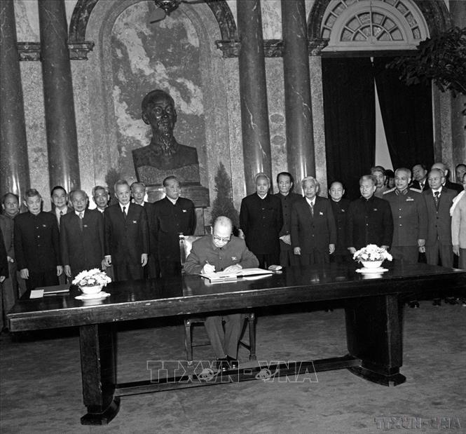 Đồng chí Trường Chinh, Chủ tịch Ủy ban Thường vụ Quốc hội ký chứng nhận bản Hiến pháp nước CHXHCN Việt Nam được thông qua ngày 18/12/1980. Sự ra đời của Hiến pháp mới là một sự kiện quan trọng, là vũ khí sắc bén để toàn dân, toàn quân tiếp tục giương cao ngọn cờ độc lập dân tộc và chủ nghĩa xã hội, thực hiện trọn vẹn Di chúc thiêng liêng của Chủ tịch Hồ Chí Minh, quyết tâm xây dựng thành công một nước Việt Nam hòa bình, độc lập, thống nhất và xã hội chủ nghĩa. Ảnh: Xuân Lâm – TTXVN