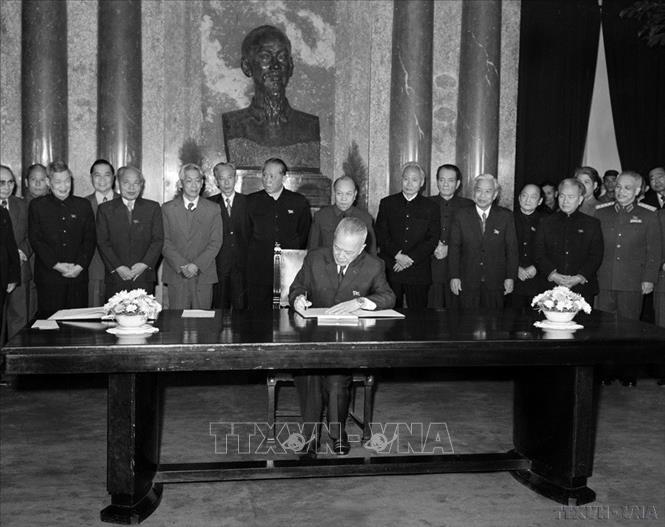 Đồng chí Nguyễn Hữu Thọ, quyền Chủ tịch nước CHXHCN Việt Nam ký lệnh công bố Hiến pháp mới, sáng 19/12/1980. Ảnh: Xuân Lâm - TTXVN