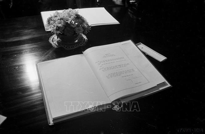 Ngày 18/12/1980, tại kỳ họp thứ 7 Quốc hội khóa VI đã nhất trí thông qua Hiến pháp. Với 12 chương, 147 điều, Hiến pháp năm 1980 đã xác định bản chất giai cấp của Nhà nước ta là Nhà nước chuyên chính vô sản, có sứ mệnh lịch sử là thực hiện quyền làm chủ tập thể của nhân dân lao động, động viên và tổ chức nhân dân xây dựng thắng lợi chủ nghĩa xã hội, tiến lên chủ nghĩa cộng sản. Ảnh: TTXVN