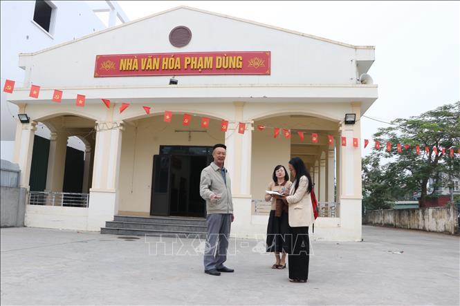 Ông Lâm Hồng Diễn chia sẻ với phóng viên TTXVN về phong trào “Toàn dân đoàn kết xây dựng đời sống văn hóa”, “Xây dựng đô thị văn minh” gắn với học tập và làm theo lời Bác tại tổ dân phố Phạm Dùng, phường Hồng An. Ảnh: Mạnh Minh - TTXVN