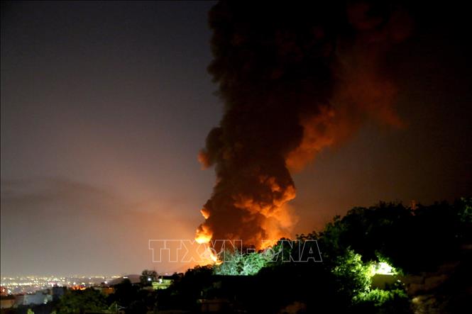 Một kho nhiên liệu ở Tehran, Iran trúng không kích của Israel tối 15/6/2025. Ảnh: AA/TTXVN