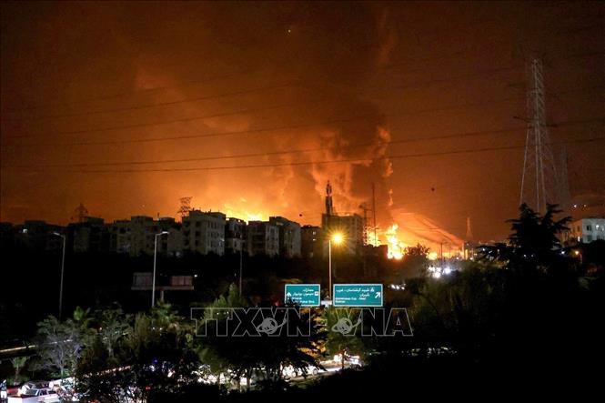 Khói lửa bốc lên từ một cơ sở khai thác dầu ở quận Shahran, thủ đô Tehran (Iran) sau khi trúng không kích của Israel. Ảnh: Anadolu Agency/TTXVN