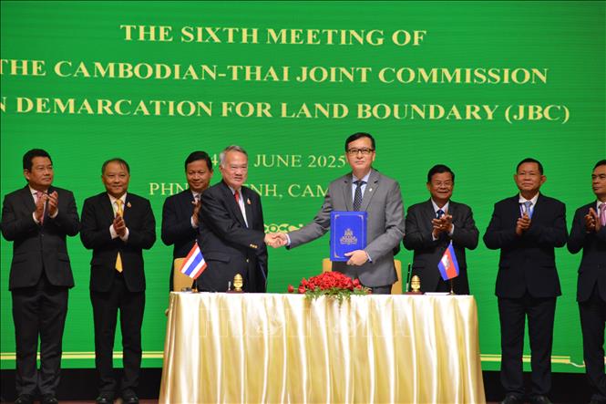 Lễ ký thoả thuận tại cuộc họp của Ủy ban Biên giới hỗn hợp Thái Lan - Campuchia về phân định ranh giới tại khu vực biên giới hai nước, ở Phnom Penh (Campuchia) ngày 15/6/2025. Ảnh: THX/TTXVN