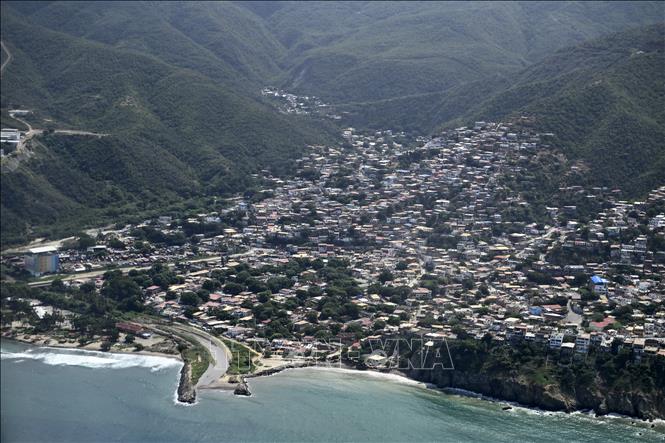 Hình ảnh khu định cư dọc bờ biển gần sân bay quốc tế Bolivar ở Maiquetia, Venezuela, được chụp từ máy bay ngày 1/12/2025. Ảnh: THX/TTXVN