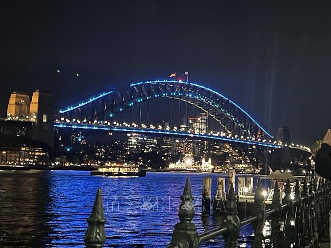 Cầu Cảng Sydney - một trong những điểm bắn pháo hoa chính ở thành phố Sydney - được thắp sáng trước thời khắc chuyển giao giữa năm cũ và năm mới.  Ảnh: Thanh Tú - PV TTXVN tại Australia