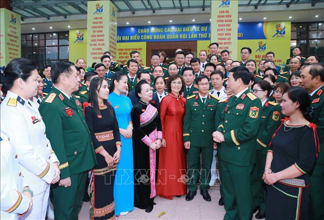 Đại tướng Phan Văn Giang và Đại tướng Nguyễn Trọng Nghĩa với các đại biểu tham dự đại hội. Ảnh: Trọng Đức - TTXVN