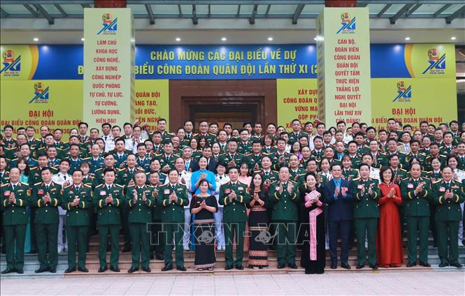 Đại tướng Phan Văn Giang và Đại tướng Nguyễn Trọng Nghĩa với các đại biểu tham dự đại hội. Ảnh: Trọng Đức - TTXVN