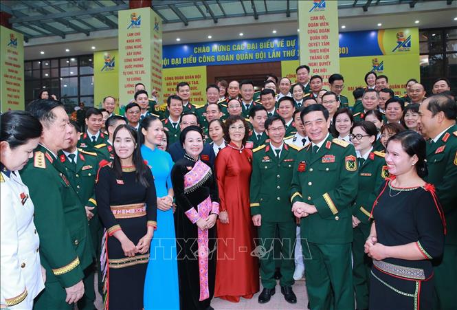 Đại tướng Phan Văn Giang và Đại tướng Nguyễn Trọng Nghĩa với các đại biểu tham dự đại hội. Ảnh: Trọng Đức - TTXVN
