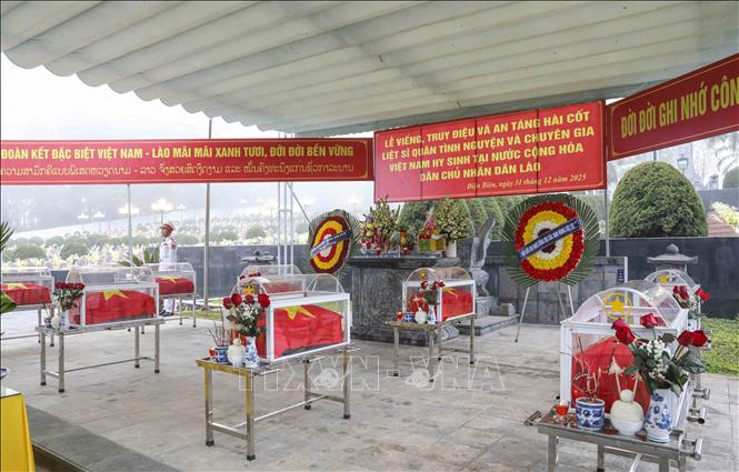 Lễ truy điệu, an táng các hài cốt liệt sĩ quân tình nguyện Việt Nam tại Nghĩa trang liệt sĩ Tông Khao. Ảnh: Xuân Tư - TTXVN