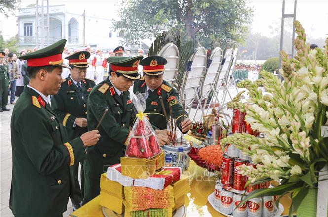 Đại biểu dâng hương tại Lễ truy điệu, an táng các hài cốt liệt sĩ quân tình nguyện Việt Nam. Ảnh: Xuân Tư - TTXVN