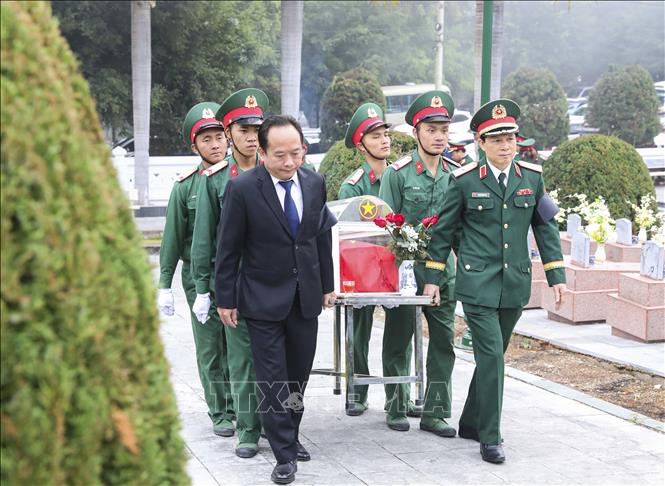 Đại biểu, chiến sĩ đưa hài cốt liệt sĩ về an táng tại Nghĩa trang liệt sĩ Tông Khao. Ảnh: Xuân Tư - TTXVN
