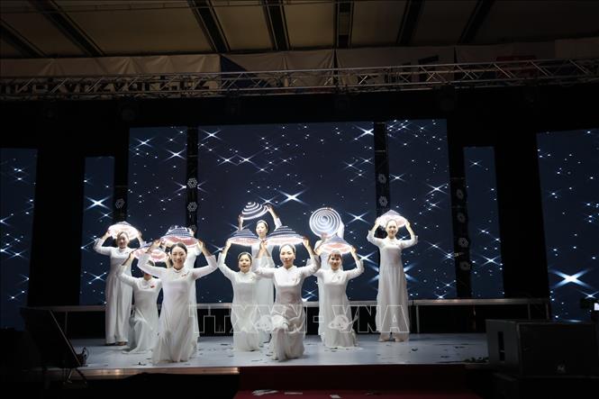 Tiết mục múa nón của các em gái thành phố Cheb trên nền nhạc “Hello Vietnam”. Ảnh: Việt Dũng - PV TTXVN tại Séc