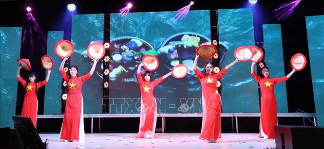 Tiết mục múa nón trên nền nhạc “Hello Vietnam”. Ảnh: Việt Dũng - PV TTXVN tại Séc