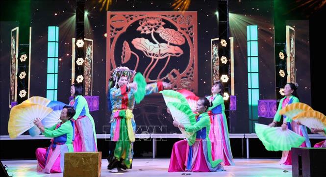 Tiết mục “Cô đôi thượng ngàn” do cộng đồng người Việt tại thành phố Cheb (CH Séc) biểu diễn. Ảnh: Việt Dũng - PV TTXVN tại Séc