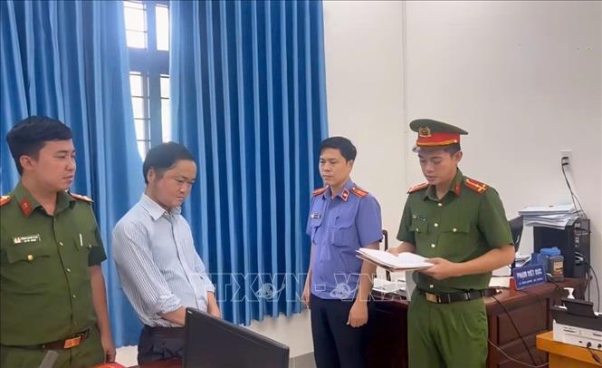 Cơ quan công an đọc quyết định khởi tố đối với Phạm Viết Dực. Ảnh: TTXVN phát