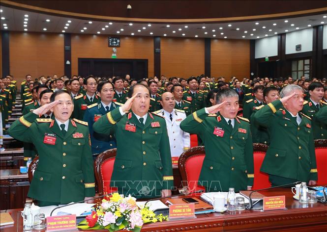 Các đại biểu thực hiện nghi thức chào cờ tại đại hội.  Ảnh: Trọng Đức - TTXVN