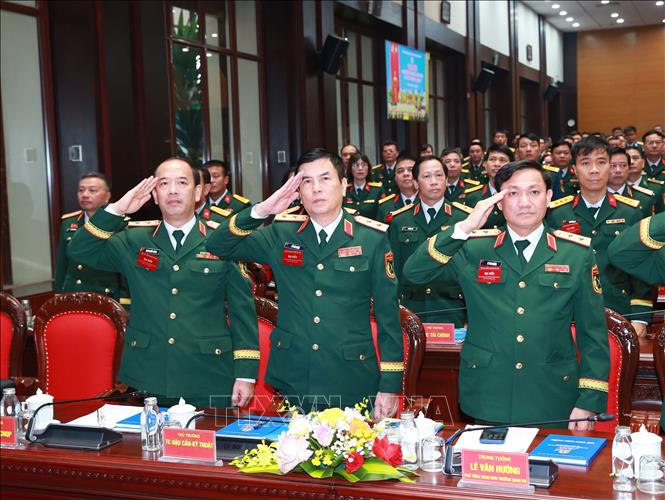 Các đại biểu thực hiện nghi thức chào cờ tại đại hội.  Ảnh: Trọng Đức - TTXVN