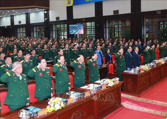  Các đại biểu thực hiện nghi thức chào cờ tại đại hội.  Ảnh: Trọng Đức - TTXVN