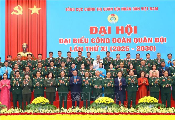  Đại tướng Phan Văn Giang, Ủy viên Bộ Chính trị, Phó Bí thư Quân ủy Trung ương, Bộ trưởng Bộ Quốc phòng và các đại biểu dự đại hội.  Ảnh: Trọng Đức - TTXVN