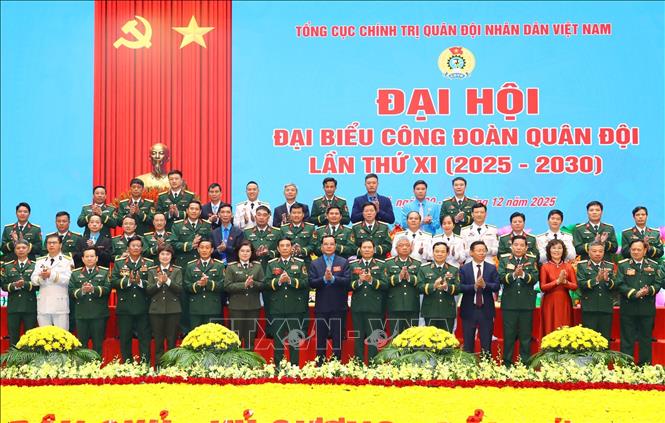  Đại tướng Phan Văn Giang, Ủy viên Bộ Chính trị, Phó Bí thư Quân ủy Trung ương, Bộ trưởng Bộ Quốc phòng và các đại biểu dự đại hội.  Ảnh: Trọng Đức - TTXVN